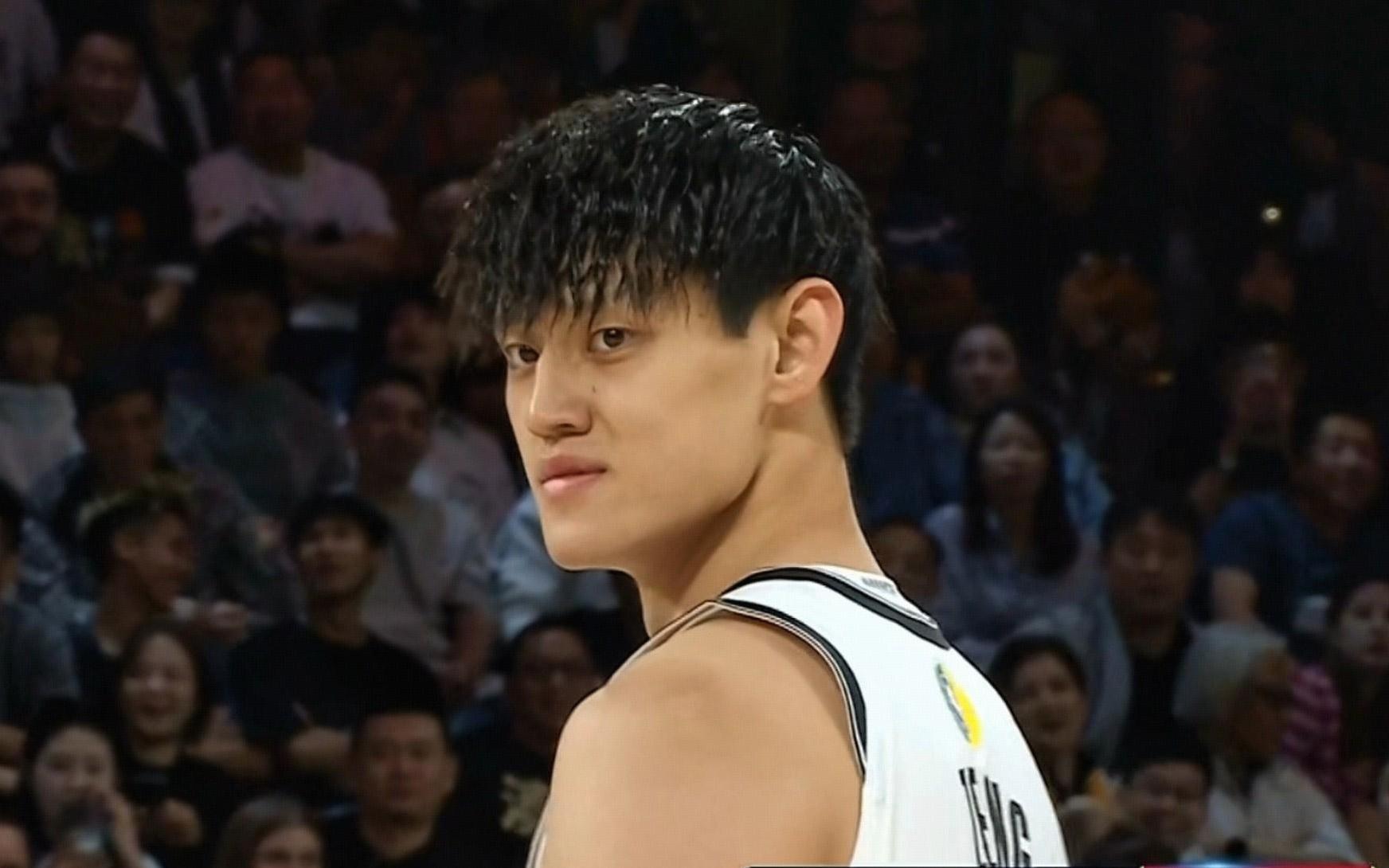 些许紧张，曾凡博半场登场3分钟便送出2次犯规