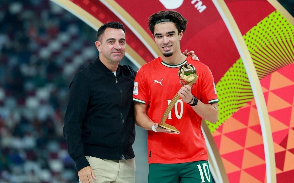 葡萄牙中场米德当选U17世界杯MVP,哈维为他颁奖