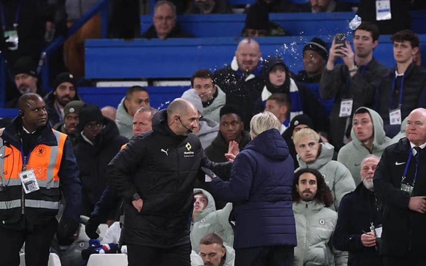 邮报：有球迷投掷水瓶至维拉替补席，切尔西将展开调查