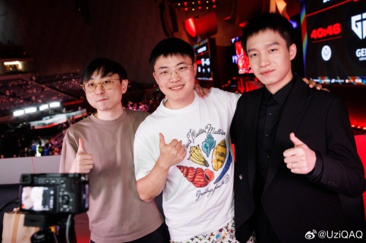 猪狗集合！Uzi更新微博：待会把厂长喊来一起二路解说怎么样