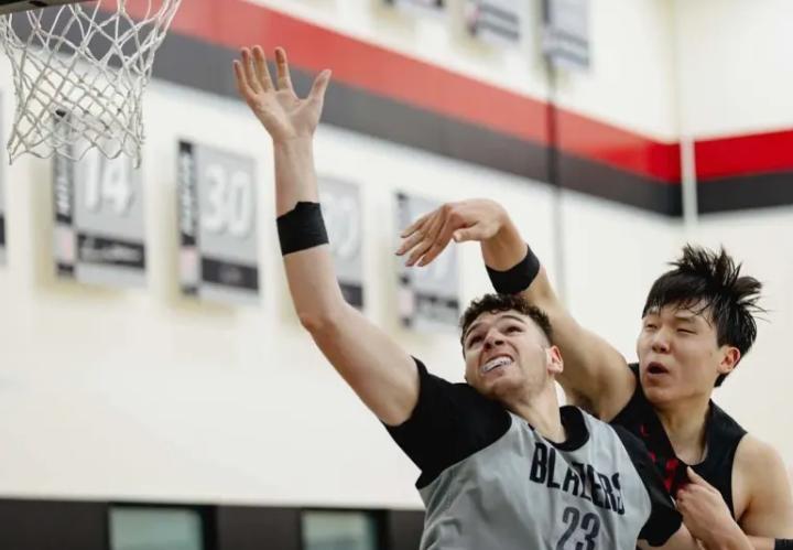 开拓者训练营第三天:杨瀚森激烈对抗,提升速度很快!