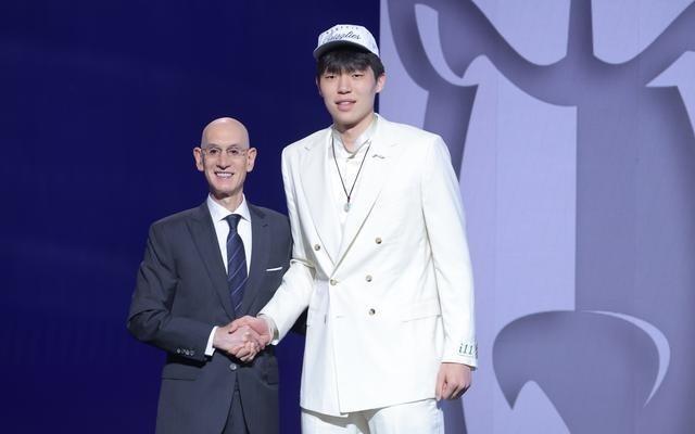 队记调侃：杨瀚森选秀大会的炸鸡是不