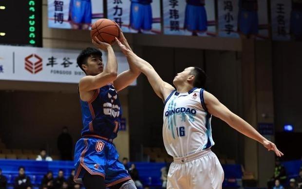 四川男篮97比109不敌青岛男篮