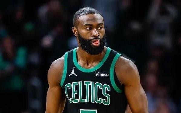 太横了，杰伦布朗战快船26中18砍50分平生涯纪录，三分10中6