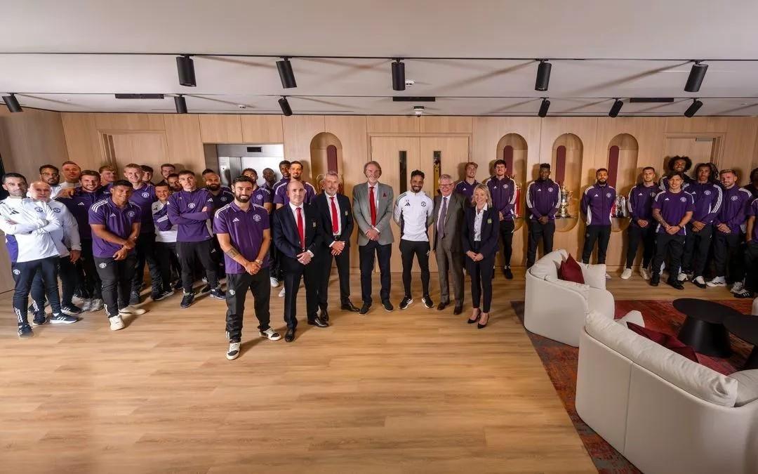 镜报：曼联100英镑开放球迷参观卡灵顿新基地，可进入更衣室