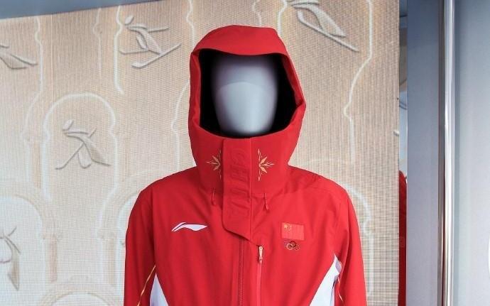 米兰冬奥会中国体育代表团领奖服公布,以红、白两色为主