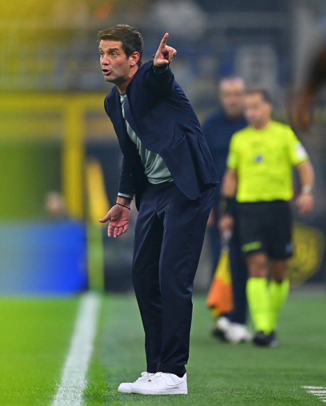 菜鸟不菜！齐沃带队8胜3负登顶意甲，国