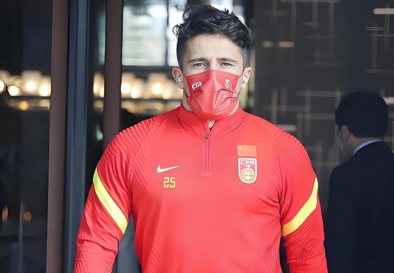 意外！他是申花足校培养的唯一国脚中锋，如今却成上港功勋射手