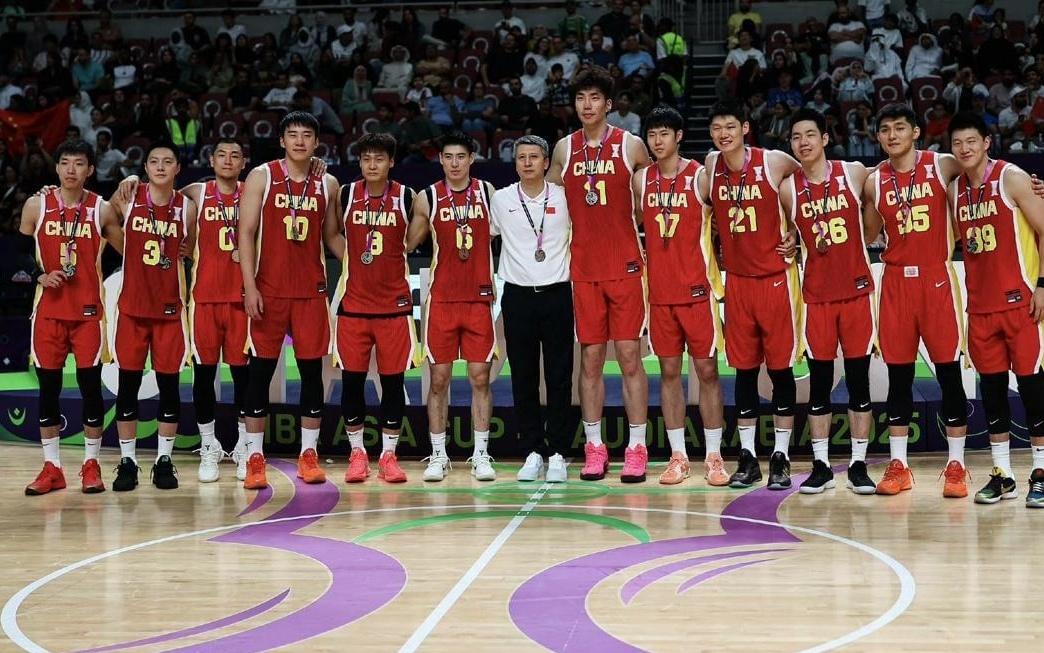 CBA自废武功，奇葩决定太离谱，球迷愤怒，中国男篮被收坏消息