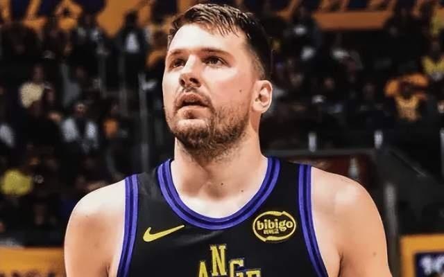 轰31+9+10！两个历史第一，老詹你这新纪录，前无古人后无来者了