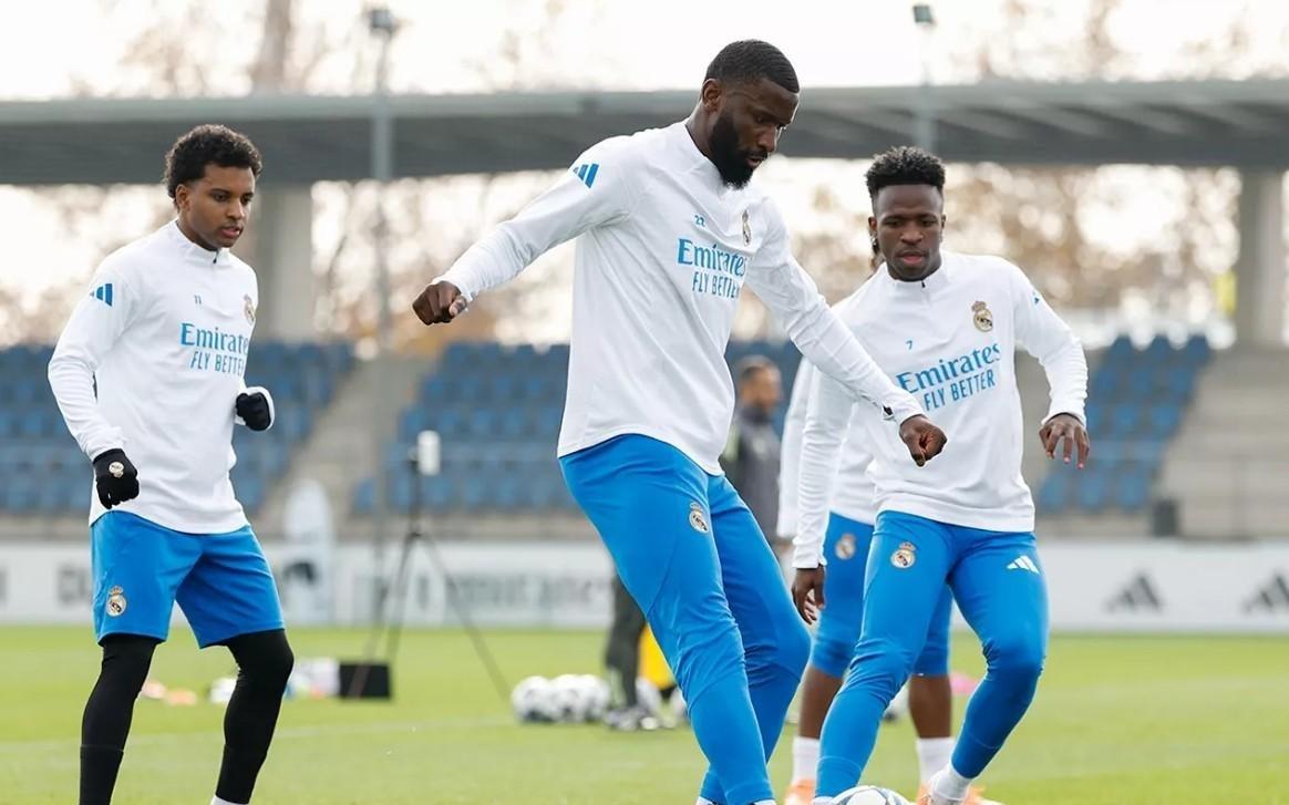 皇马官方:完成欧冠前最后一练,姆巴佩、卡马文加在室内训练