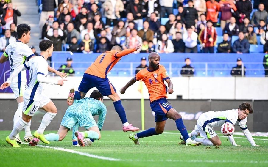 为转播让路，三场保级战不是同时甚至不是同天开踢，中超赛程又引发争议