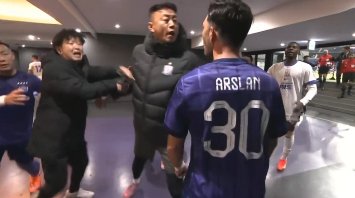 发生什么事亚冠输球不输人:申花教练路见不平一声吼,喝退对手