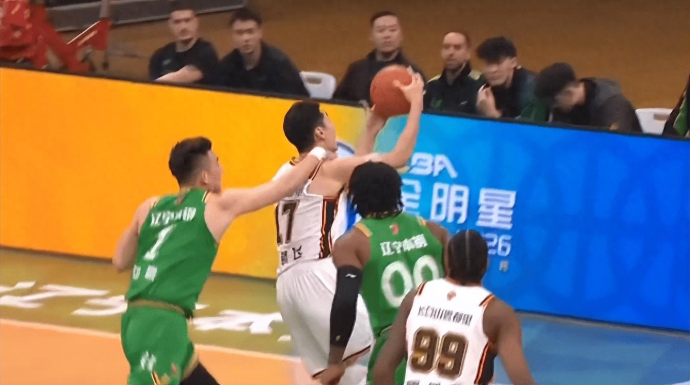 严惩付豪！背后打人，险废掉杨腾飞，4轮已吃两违体，成CBA新恶汉