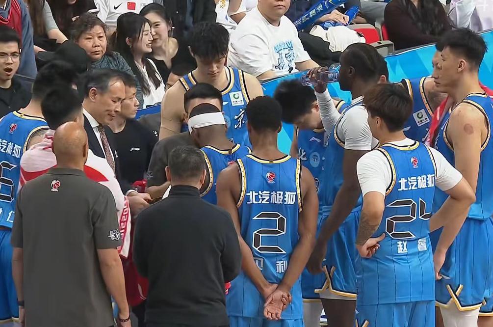 北京男篮6分完败，曾凡博复出20+6赵睿6中0再次伤退，邹雨宸21+15