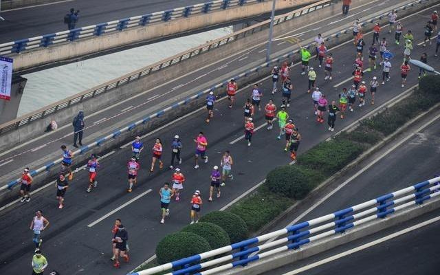 重庆马拉松通报离世选手情况,为何悲剧常发生在跑马终点前后