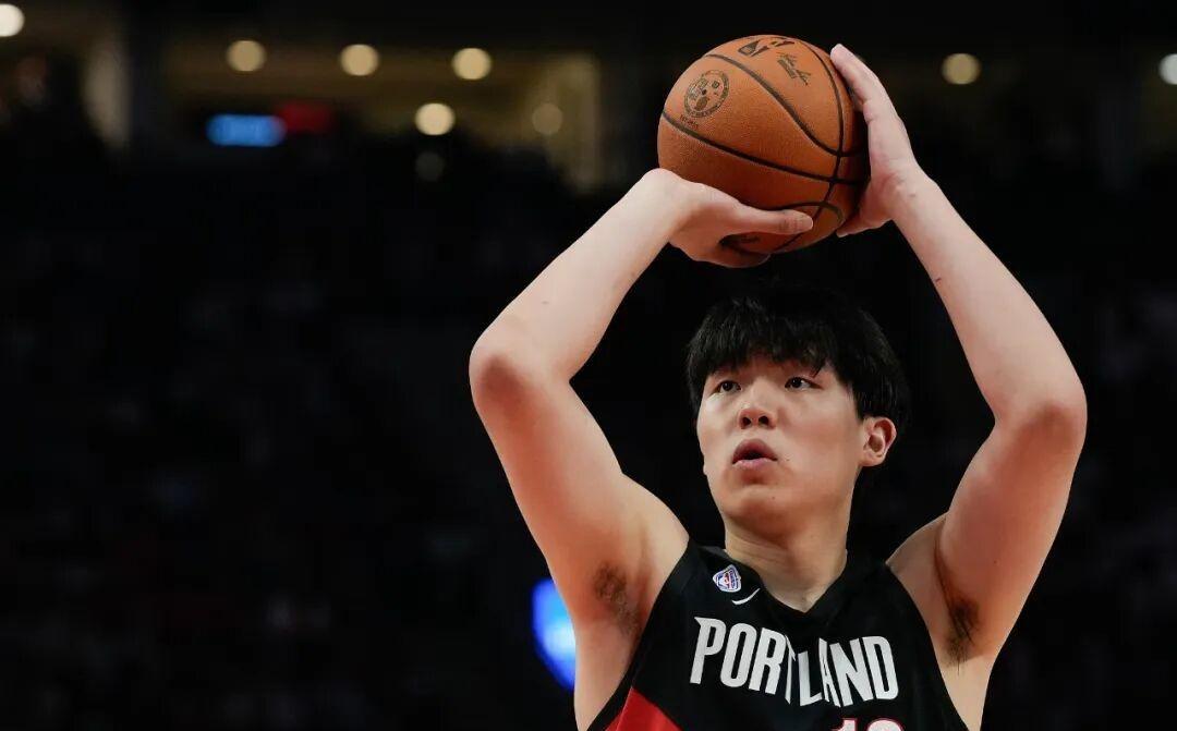 杨瀚森轰8+4+3得分超周琦，NBA生涯首