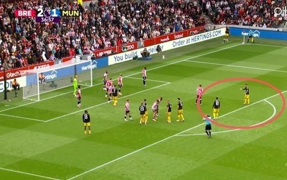 该传的!库尼亚直接打门未传球,B费不满角球进攻仍在与前者交流