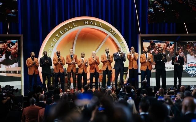 2008年美国男篮国家队正式入选名人堂，除科比外的11位“梦八队”球员悉数亮相入堂仪式
