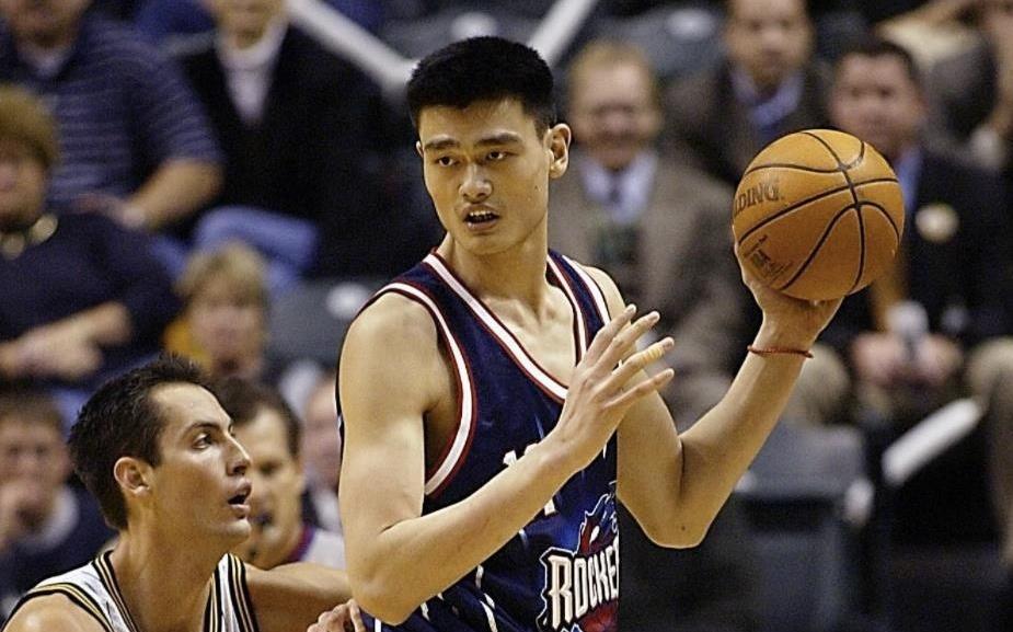 杨瀚森比状元先得分!首秀5分钟2分1篮板,惨遭隔扣,欢迎来到NBA