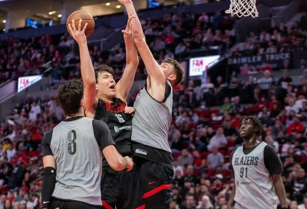 场均10+5+5完爆开拓者首发中锋!杨瀚森首秀打服比卢普斯