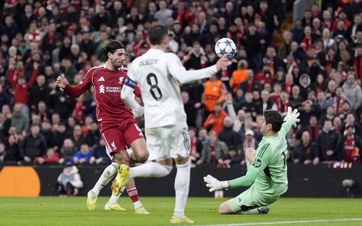 开挂，库尔图瓦近5次对阵利物浦完成了29次扑救