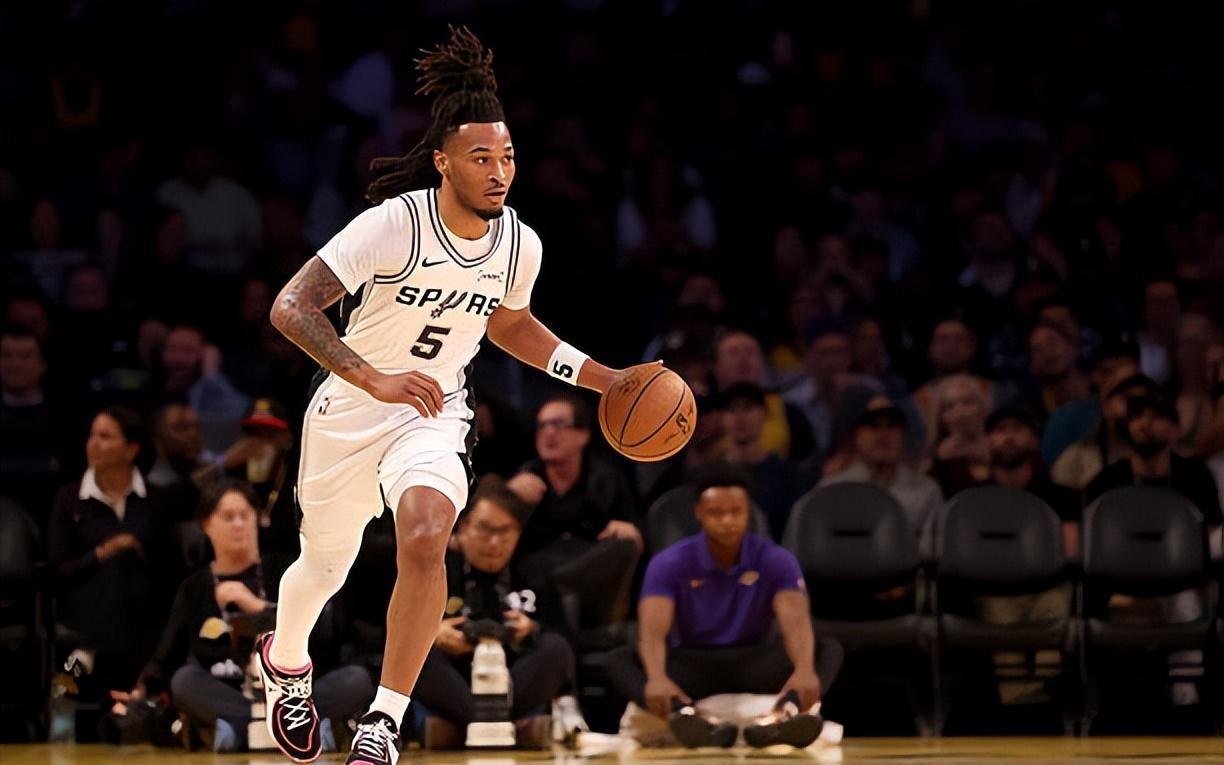 面对湖人狂砍30分!马刺后场新星正在向一名巨星迈进