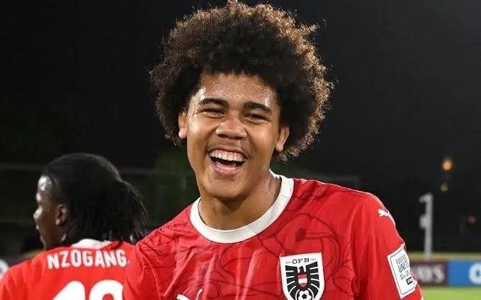 天空：利物浦即将签下17岁中卫恩杜克韦，他将加入U21梯队