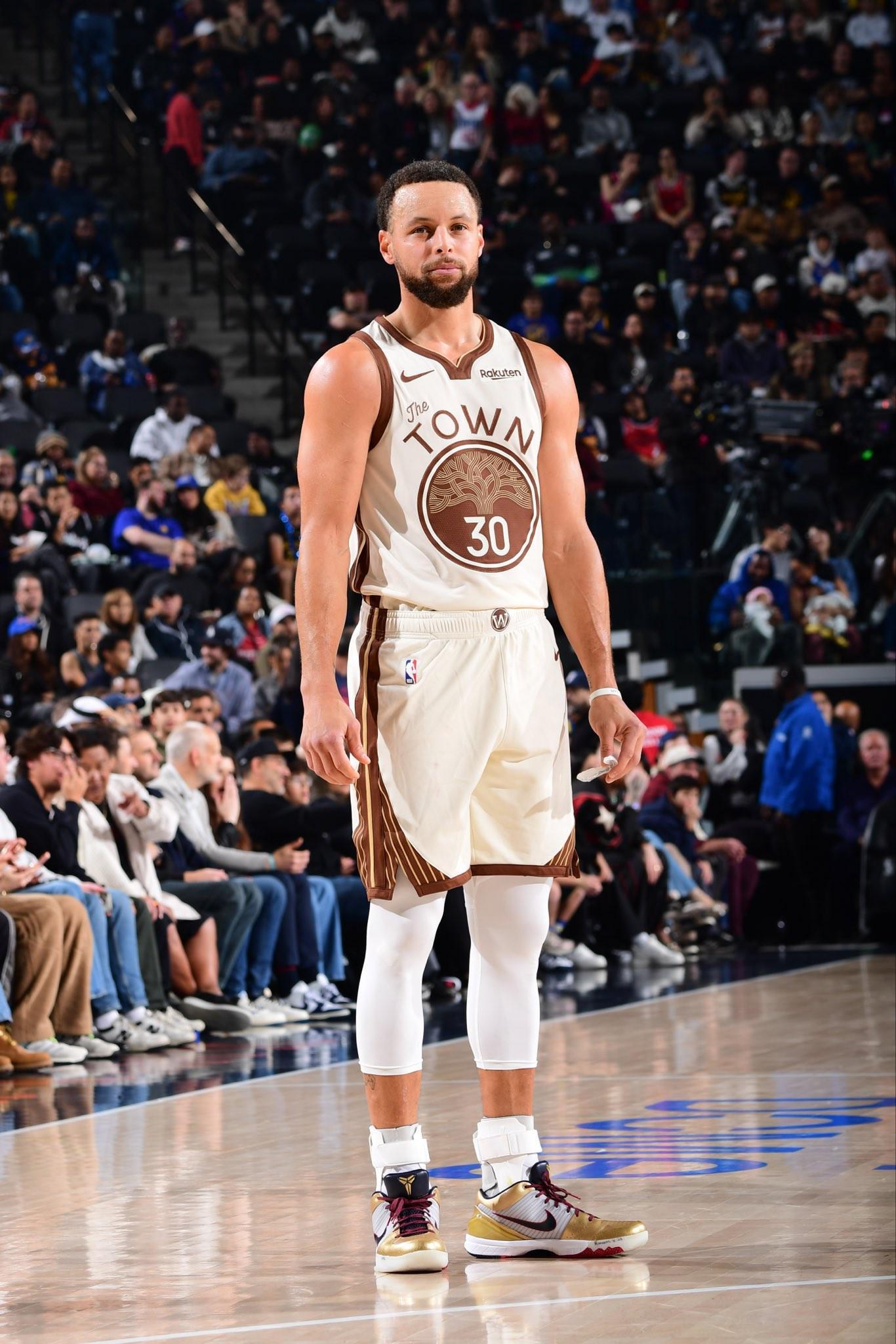 时隔5年再度犯满离场，库里三分15中4得27分4板6助3断，正负值+5