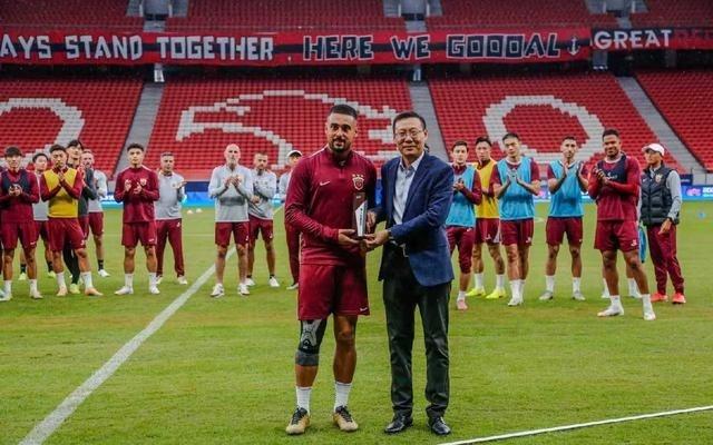 海港今日训练前,党总支书记沙良昌为李帅颁发百场纪念球衣