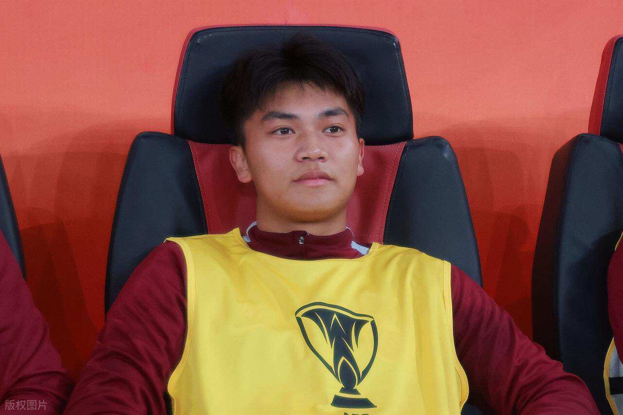 上港锋线人员告急!蒯纪闻在熊猫杯受伤下场,或无缘踢大连英博