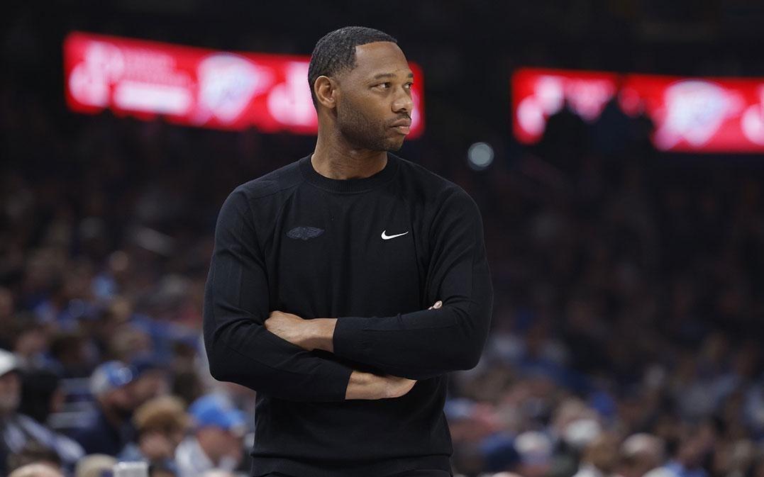 鹈鹕队主教练威利格林现身训练场，要