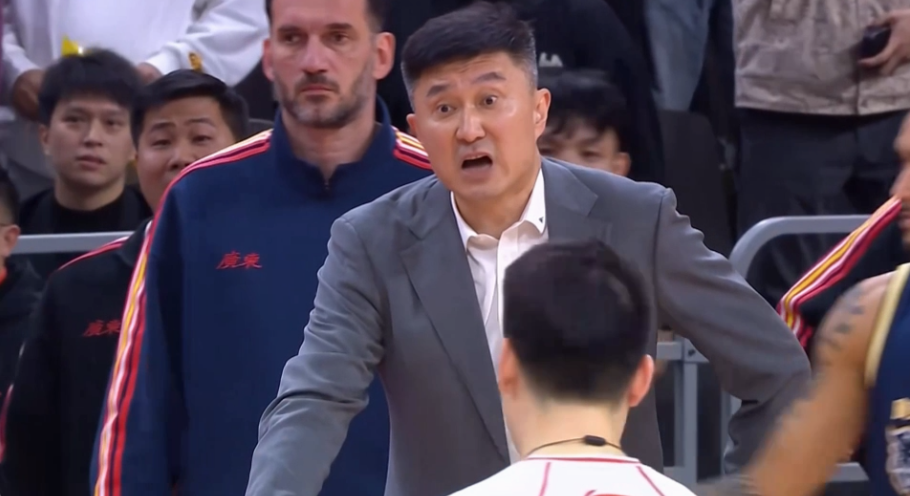 破案！遭神仙球绝杀，杜锋却暴怒质问裁判原因找到，球迷说出实情