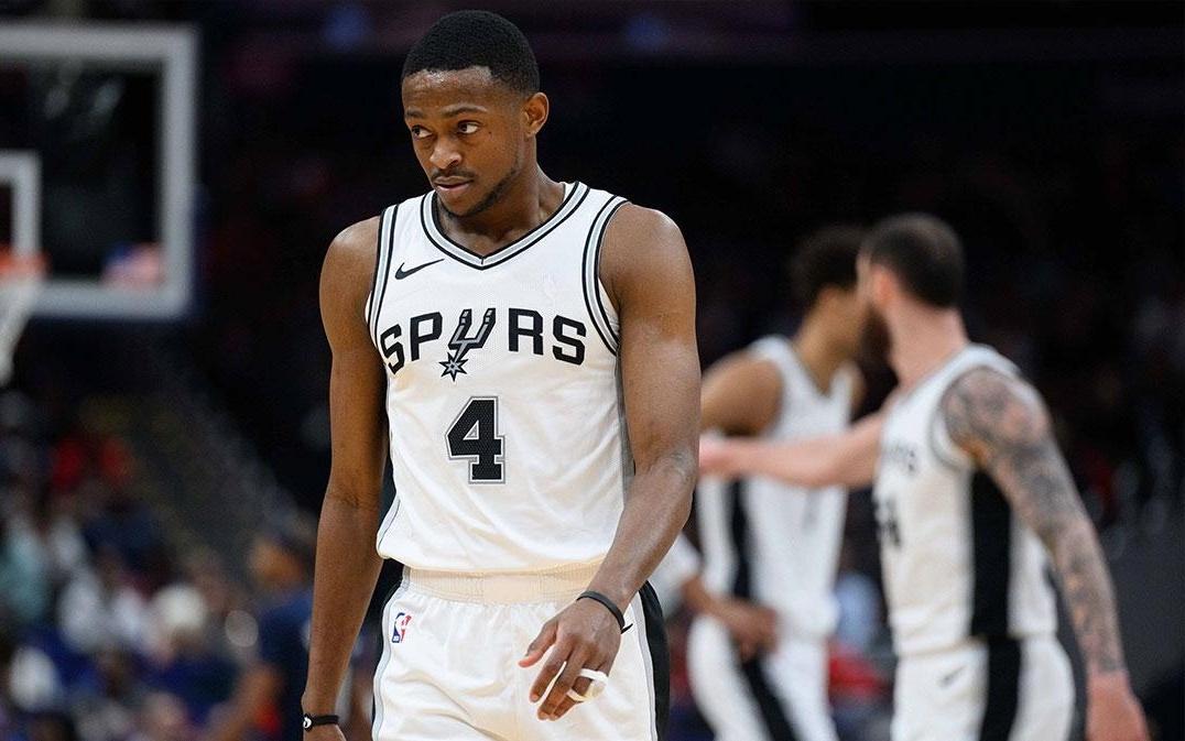 坏消息,马刺队的德阿龙福克斯因腿筋受伤将缺席赛季初的比赛