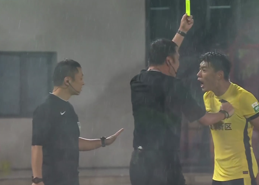 11!青岛西海岸半场遭遇“2红牌”,张呈栋疑似对裁判“国骂”