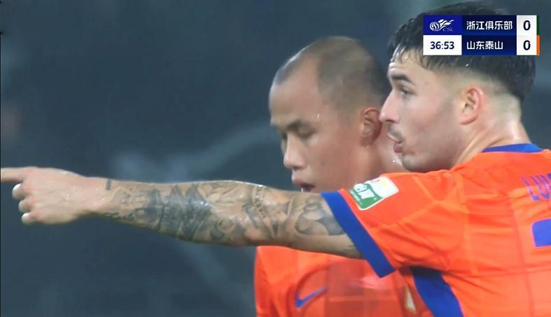 泰山中锋瞎跑中卫频频递刀明年不换没个好！扶正韩鹏打青春风暴