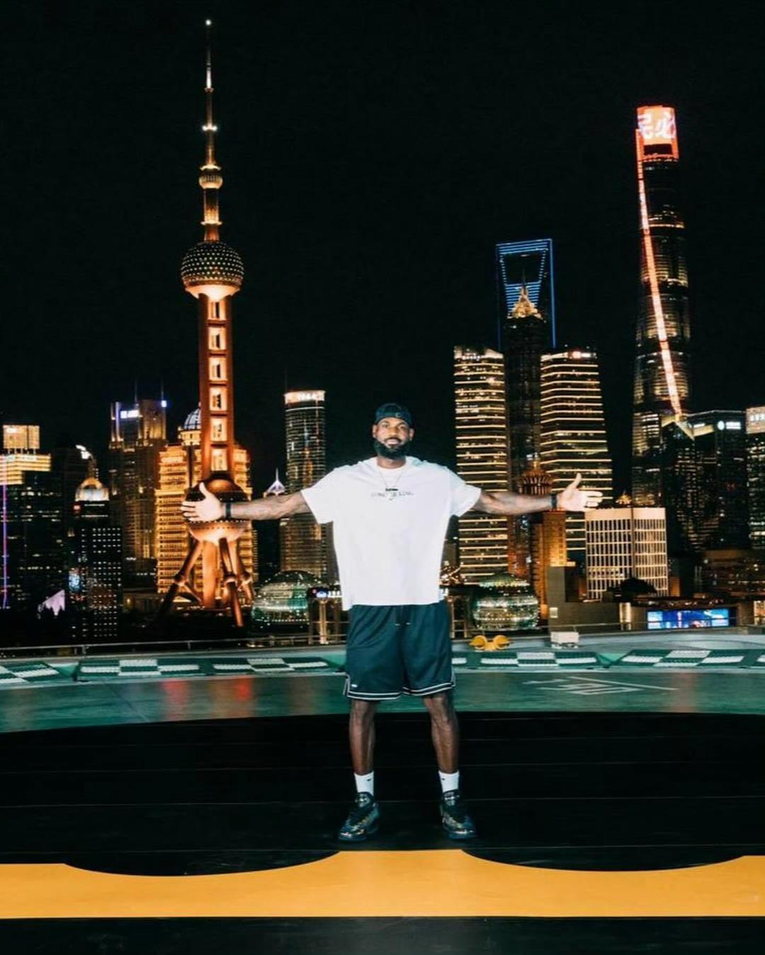 詹姆斯抵沪开启第15次中国行，NBA球