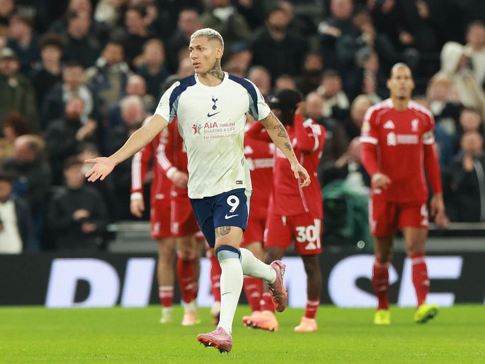 热刺恶汉5分钟3次激怒利物浦！肘击+掐脖均逃牌，输球后追骂裁判