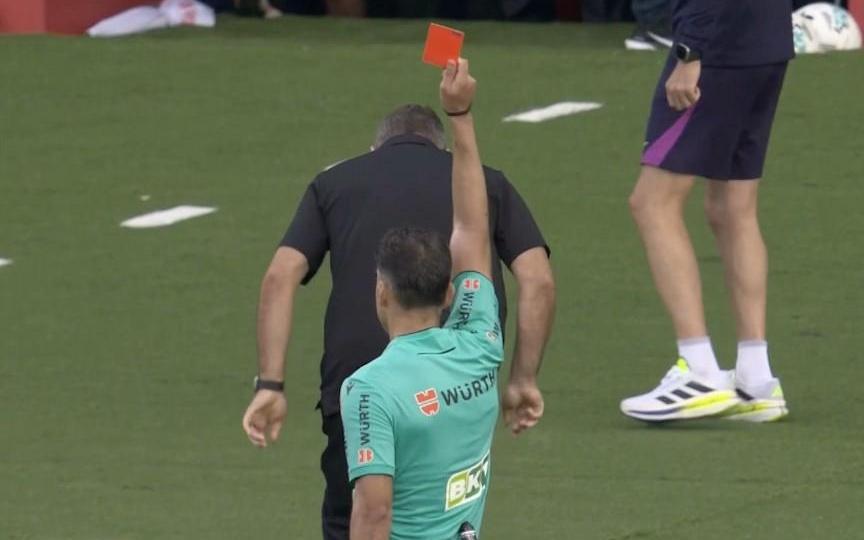 被红牌罚下,弗里克将无缘现场指挥下一轮西甲国家德比