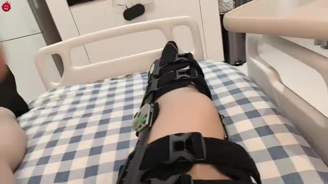 之后要躺着拉姿态膝盖受伤后展示自己最新高级便盆器