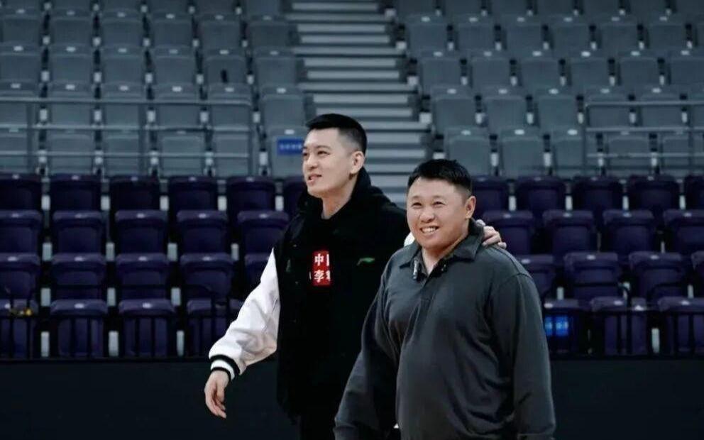 文艺二校男篮“牵手辽宁男篮小手拉大手”,续写辽宁篮球冠军荣光