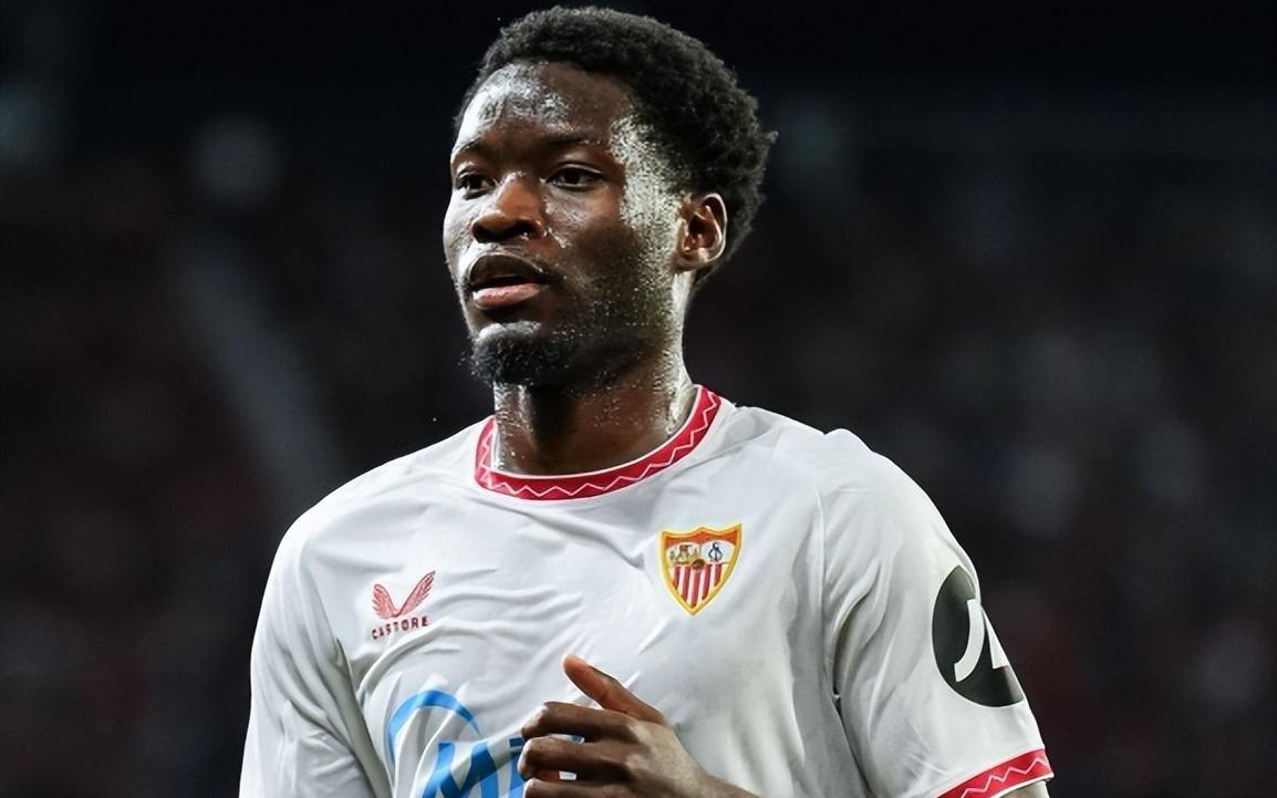 23岁法国新兽腰成香饽饽,3大英超豪强疯抢,曼联视为胖虎接班人