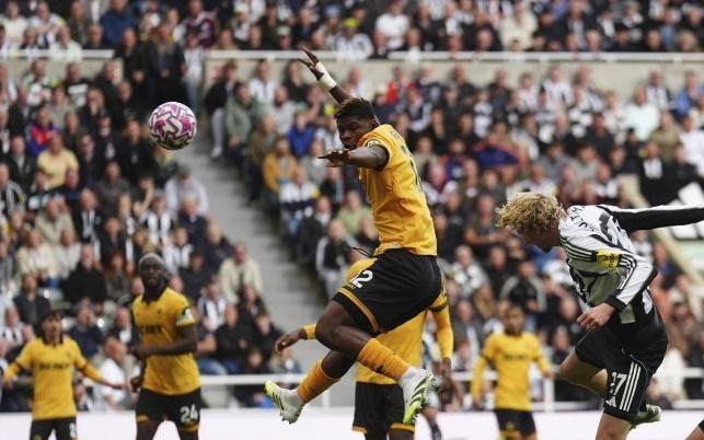 世体:纽卡斯尔高空威胁极大,巴萨欧冠赛场需调整防守策略