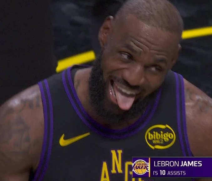 詹姆斯复出首秀：11+12助攻创多项历史第一吐舌大笑提前打卡