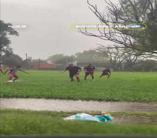 有喜欢在雨天踢球的伙伴吗