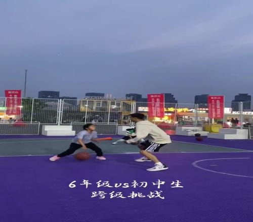 谁赢小学六年级女同学1v1跨级挑战初中男生