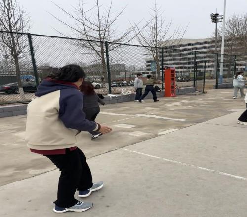 《女大学生练习三步上篮》