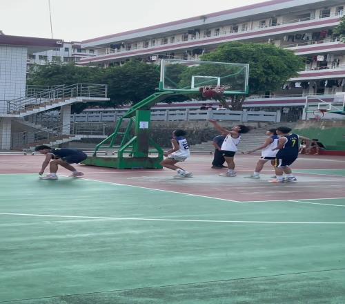 小伙这球技妥妥降维打击啊，对手根本防不了！