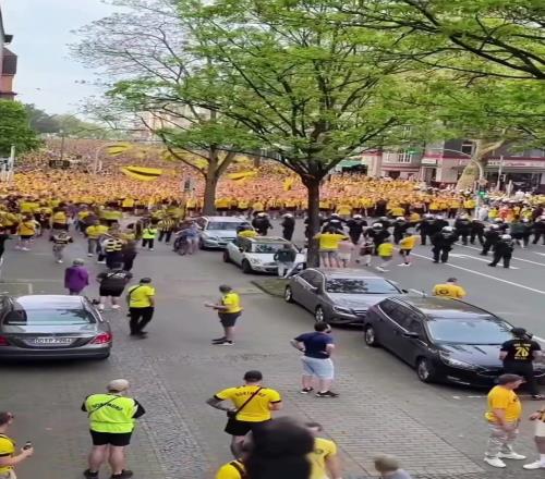 声势浩大！多特远征军在温布利球场外呐喊助威