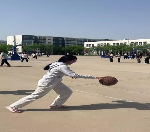 男生在意的是上篮，女生在意的是三步